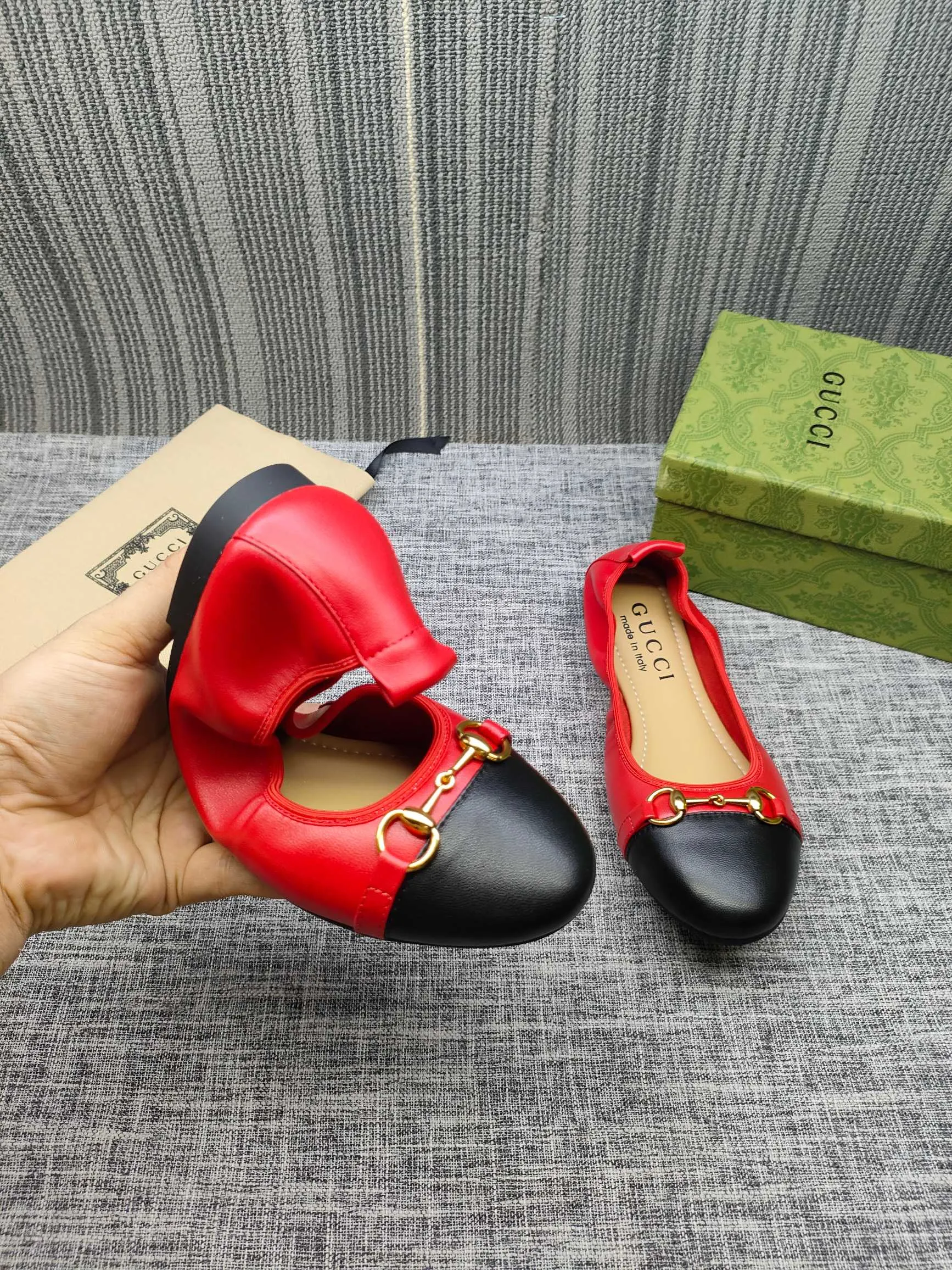👟👟Ex-factory price 320👟👟 GUCCI's latest horsebit women's flat ballet shoes and egg roll shoes are super comfortable. The fabric is made of imported top-grade soft sheepskin. It is very comfortable on the feet and will not rub your feet. You can also roll it up and put it in your bag. It is easy to carry with you. The super soft soles are a must-have item for fairies whether you are going out for business, work, travel, shopping or at home. Fashionable and versatile, it is an indispensable pair of shoes for you. Fabric: Made of imported soft sheepskin Color: 6 colors available Outsole: PPC rubber outsole Size 34-42 (34.41.42 needs to be customized)